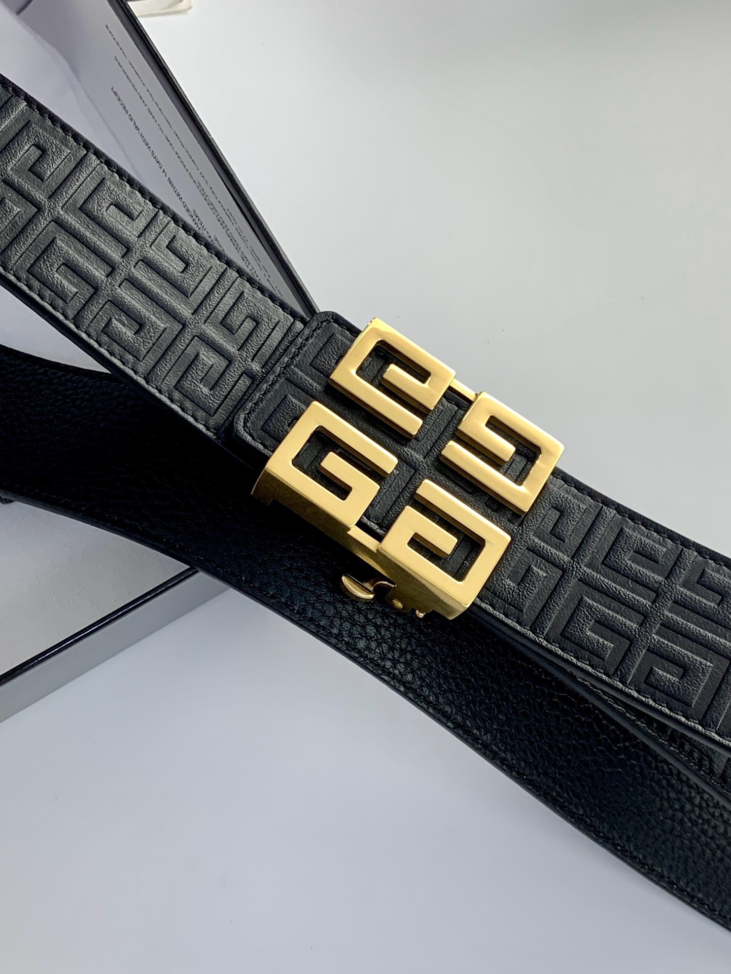 【紀梵希】新款男士 頭層小牛皮黑色壓花腰帶，內襯荔枝紋底，寬38毫米.搭配不鏽鋼經典4G自動扣.商務服裝造型的完美搭配。永恆經典！