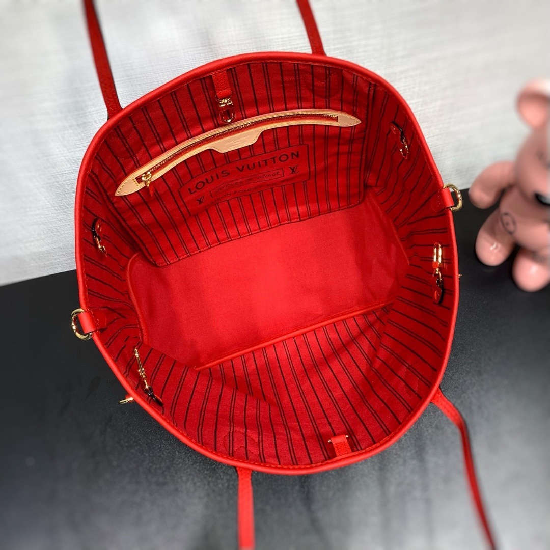 款號：M12708
        作為路易威登的經典設計之一，Neverfull Bandoulière Inside Out 中號手袋此次取材 Monogram 帆布和條紋織物，以雙面設計彰顯潮流新意。可拆卸肩帶方便斜挎，亦可通過側面鈎扣化身 Hobo 手袋。

28 x 14 x 31 釐米
(高 x 寬 x 長度)