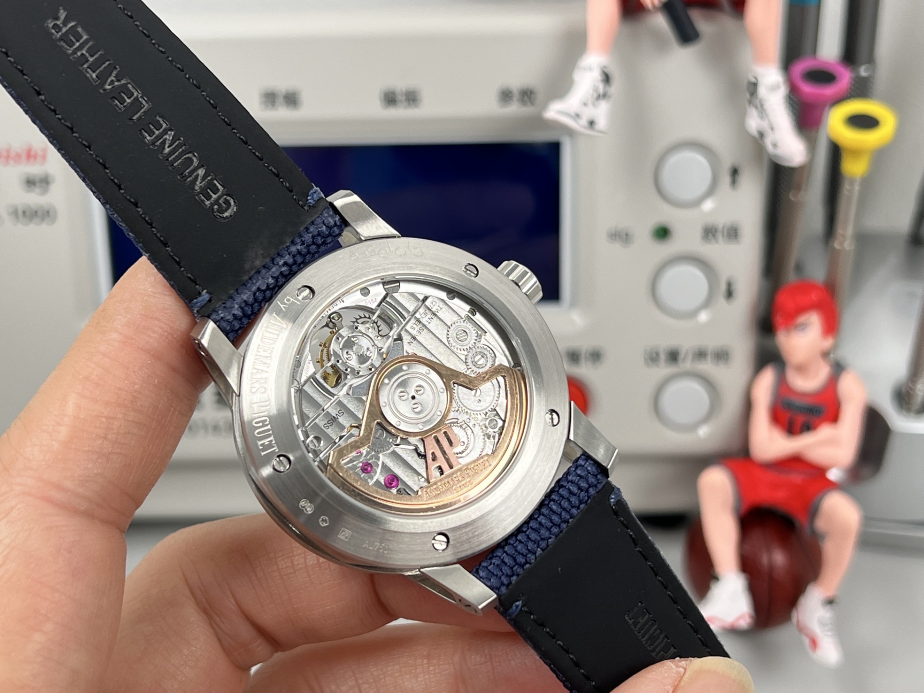 
新款愛彼真陀飛輪CODE11.59系列26396男士腕表！完美與個性的體驗！
1⃣️直徑42MM！表面玻璃採用水晶藍寶石玻璃。
2⃣️搭載Cal.2950全自動陀飛輪機芯，動力儲存60小時！
3⃣️錶帶採用進口意大利小牛皮以及帆布皮帶可選！
3⃣️表殼採用316L精鋼材質，整殼CNC高精准處理，密度與原裝吻合！          
4⃣️表面採用砂金石琺瑯錶盤
整體按照原裝顏色完美呈現！
5⃣️殼套分圈口.殼.底蓋三件套，整體角度完美體現拉絲工藝，品質與美的融合！