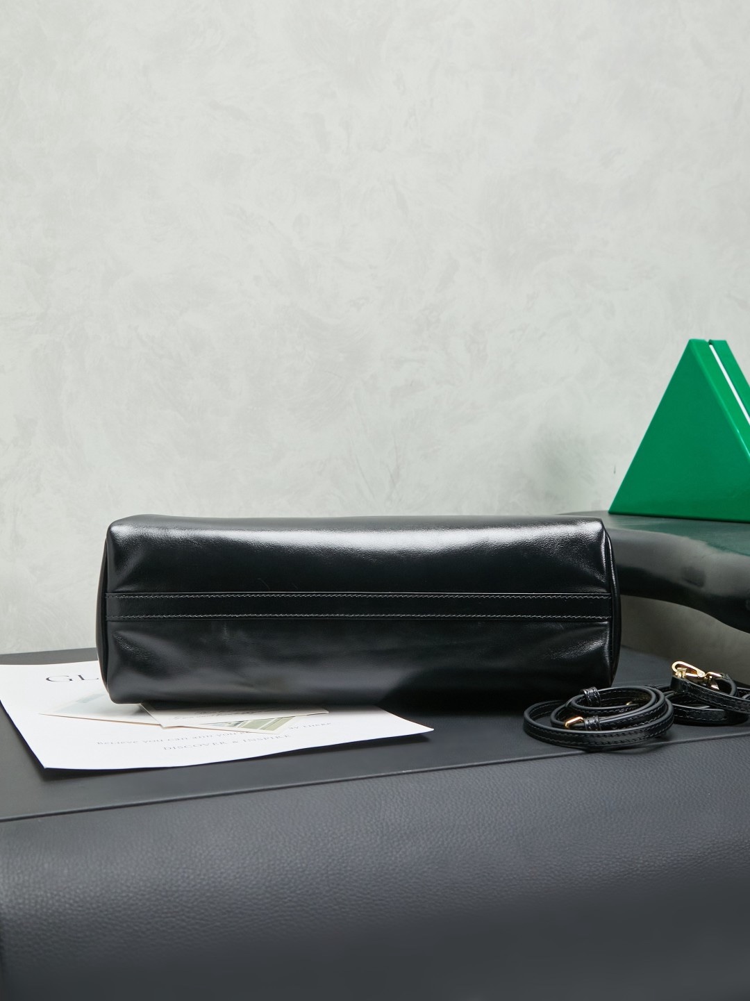 Miumiu新款贝壳包油蜡皮复古美， 审美真的很在线噢， 多种背法的松弛感拉满贝壳形状+手柄设计， 复古又时尚  ，慵懒的风格 不论是日常闲坐还是约会逛街都是很时髦. 总之就是很好看啦.. 可自己diy小挂件哦～