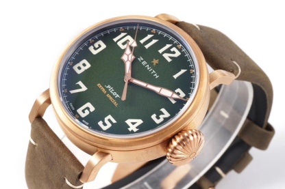 SⅤ又添新作真利時飛行員系列2019年度新款 好萊塢大片青銅騎士殺到！！！真力時是胡歌和靳東等“老幹部”們十分喜歡佩戴的腕表品牌之一，這款青銅材質的腕表散髮著一身正氣，本身就是腕表界的“老幹部”，戴上它足以從外在增添內涵。腕表45毫米的表殼由青銅打造，表鏡採用弧形雙面防眩處理藍寶石水晶，淺變綠色錶盤上粗體阿拉伯數字時標和鍍金琢面的指針上都覆有SuperLuminova SLN C3超級夜光物料，夜間仍可清晰讀取時間，SV 真力時飛行員系列，實現你的大飛夢