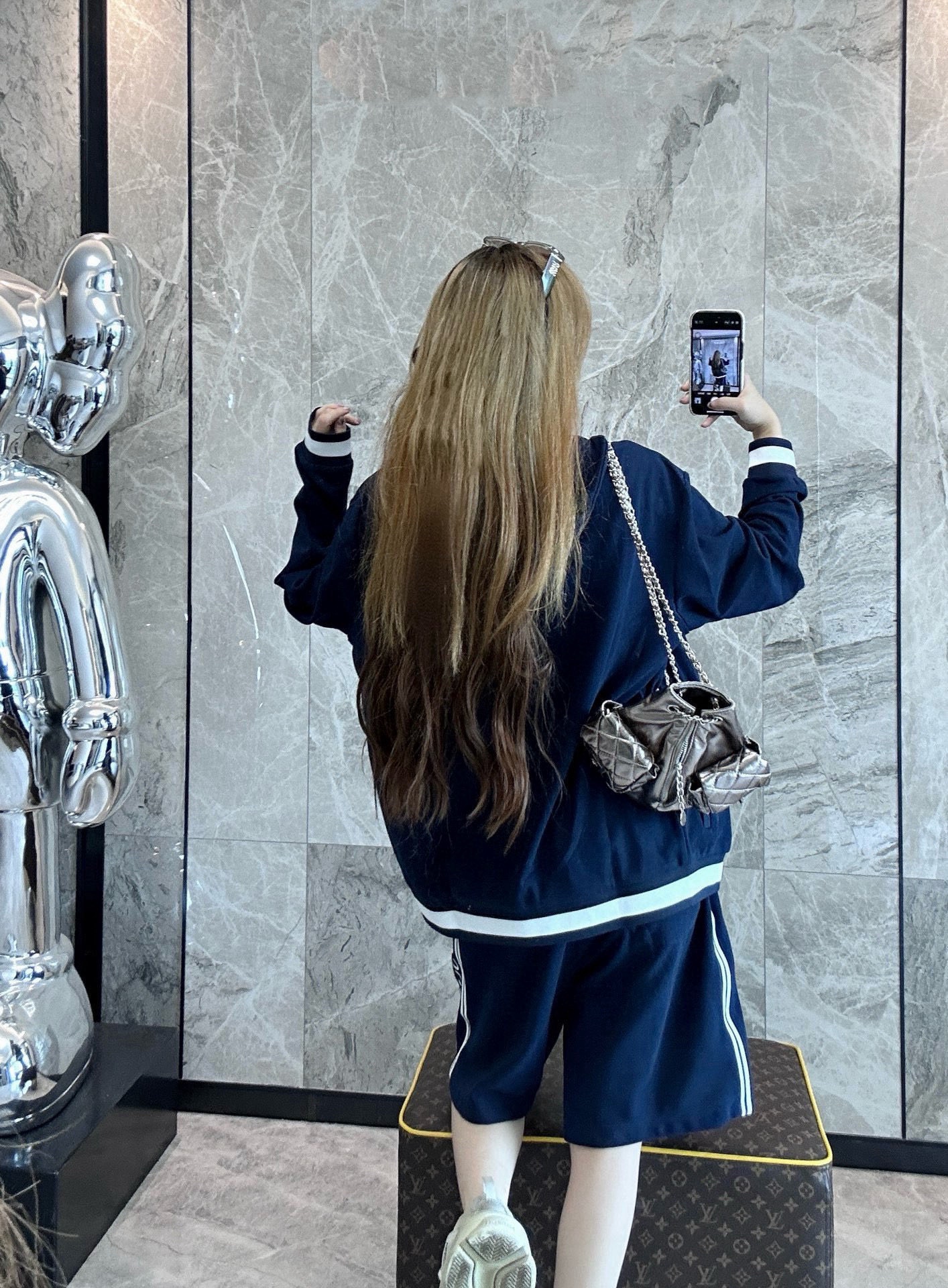 Gucci/古馳 G字母膠條拉鍊連帽外套
這款單品出自Lido系列，設計靈感源自意大利海岸的夏日風情和海灘俱樂部，早秋系列聚焦基礎廓形與經典細節，匠心呈獻日常服飾和晚裝造型，這款休閒連帽衛衣採用平紋針織面料精制而成，中央貫穿點綴G標識條紋印花，男女同款，定制輔料三標
A Size:S-XL