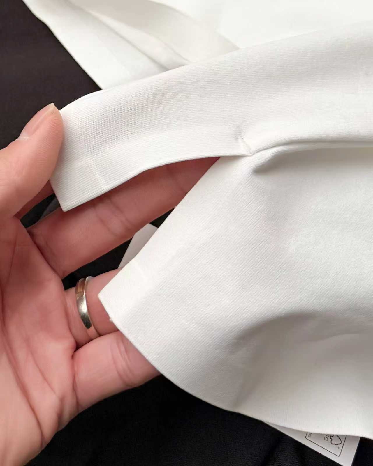 春季新款DESCENTE迪桑特吸濕長袖防曬+抗菌SECOt恤翻領POLO
2026春季新款
大身採用迪桑特自研面料，具有吸濕速乾，UPF215+防曬及Polygiene抑菌功能門襟採用激光切割工藝，結合肩部超聲波貼合工藝，提升細節品質感領口，門襟及下擺均採用熱壓工藝，外觀平整
頻繁穿梭於不同目的地航站樓，美學與實用兼具的著裝是應對高強度，快節奏，多場景工作的基礎。將戶外防護功能面料與都市生活設計剪裁兼容並蓄，實現全日多場景無縫切換讓戶外成為生活的新常態。