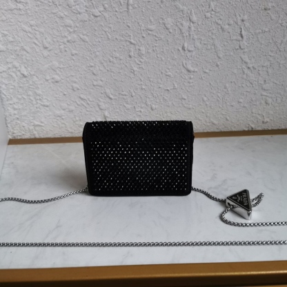 【 原單】🎉項鍊水晶小包🎉1MR024新色🎉🎉這款Duchesse面料卡片夾通體飾以仿水晶，於表面營造出光影格調和虹彩炫色，彰顯華美且不失功能性的設計。最愛是這條可拆卸可調節鐵璉肩帶，又可當腰包裝飾😍😍又可當搭配衣服項鍊裝飾，中間三角形標可調節活動，賦予單品多樣的佩戴方式。空間可裝口紅💄/耳機/鑰匙🚗....夜燈下bling bling,太美了。值得入手🎉🎉尺寸：長11.5cm*高8cm