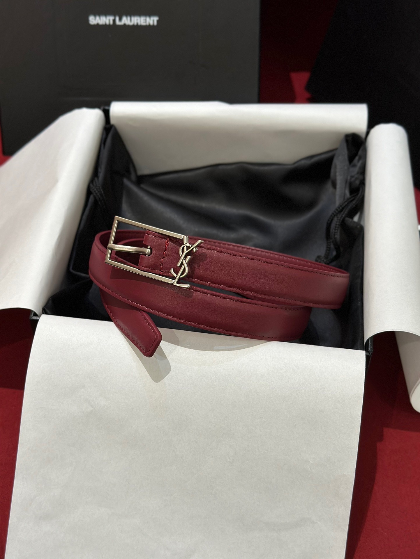 新款聖羅蘭 YSL
這款女款腰帶復古精工金屬扣將復古風與現代時尚相融合，呈現的恰到好處，時尚標配青睞有加，每針每一線都非常精緻，雙面頂級牛皮材質，搭配頂級黃銅針扣寬度2.0