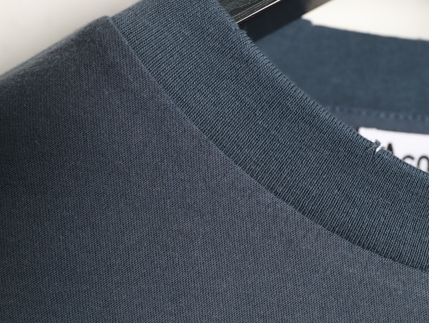 🔝Acne Studios 26SS 1996字母印花短袖T恤
面料是定制定染的32支220g原版雙紗棉，胚布經過高盂環保染色，裁大貨前還要進行高溫環縮水，降低縮水率的同時使得手感更柔軟舒適，印花方面必須五層膠漿，第一遍必須為進口打底漿，填平布料上極為細小的線洞，再由高溫床烤乾再劇頗色，採用油墨因熱平網印花，一共刷五層，每一層間隔為時間為30分鐘，才能保證出來的成品保持原版的質感，全套開發輔料
尺碼：S-XL