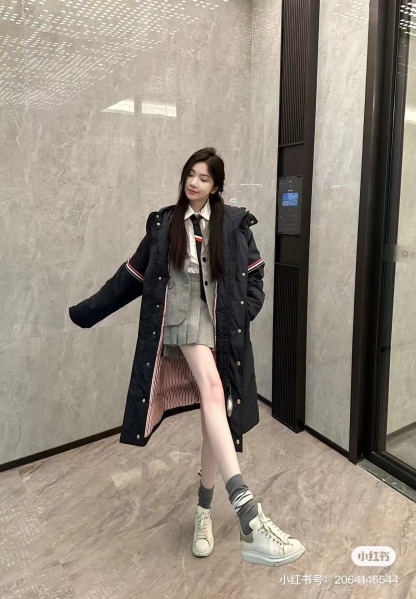 Thom Browne/湯姆布朗 袖標織帶長款羽絨服
採用進口90鴨絨填充 內外里加雙層內膽不會跑毛 高密度防風抗寒功能性面料 手感柔軟舒適  工藝更是精湛 嚴防鑽絨 採用國際先進的真空充絨技術 增加空氣隔層 不損傷羽線 能保持羽原有的柔軟性、彈性及手感 將羽絨的保暖性發揮到最佳！
N Size :1-3