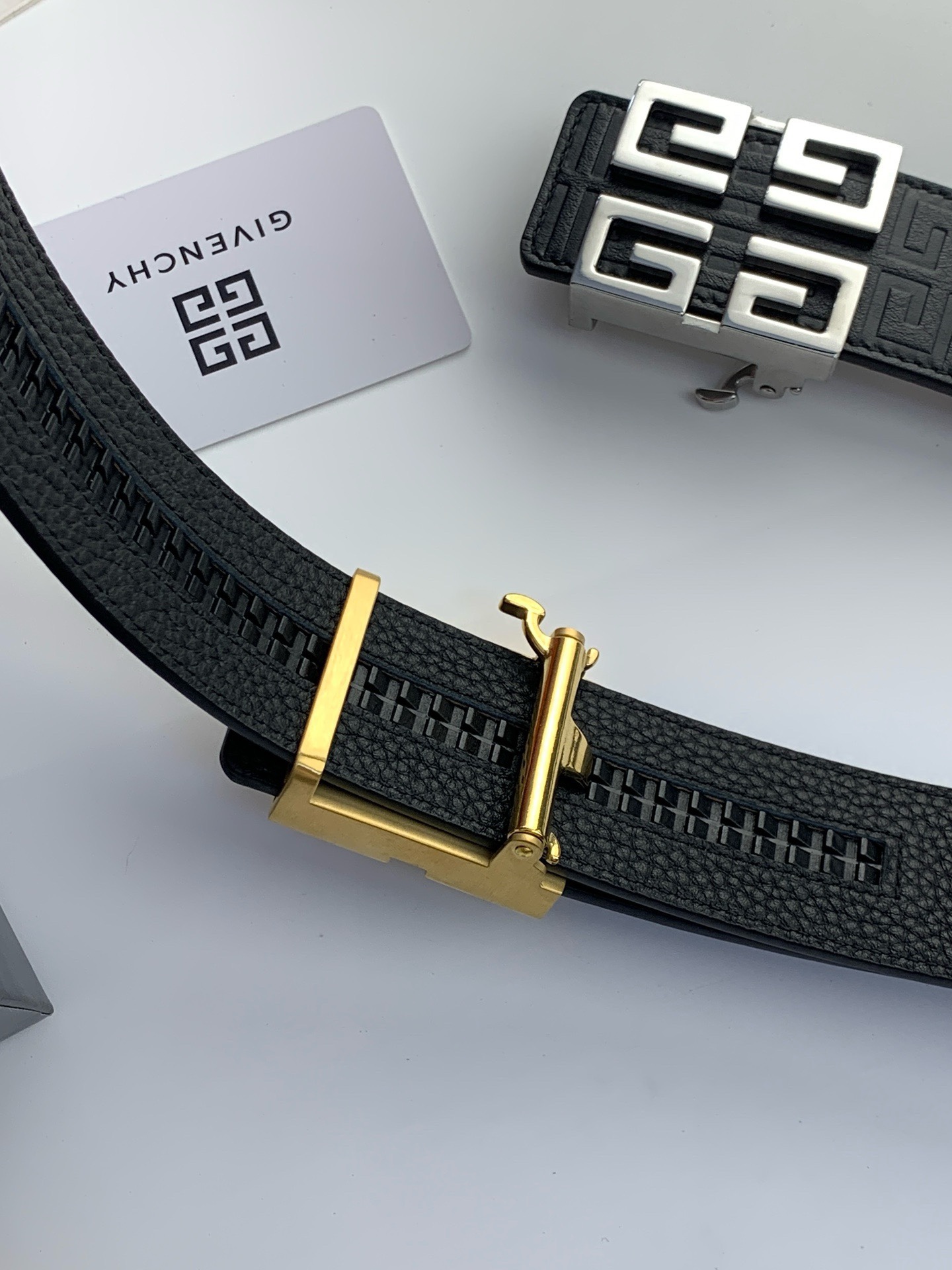 【紀梵希】新款男士 頭層小牛皮黑色壓花腰帶，內襯荔枝紋底，寬38毫米.搭配不鏽鋼經典4G自動扣.商務服裝造型的完美搭配。永恆經典！