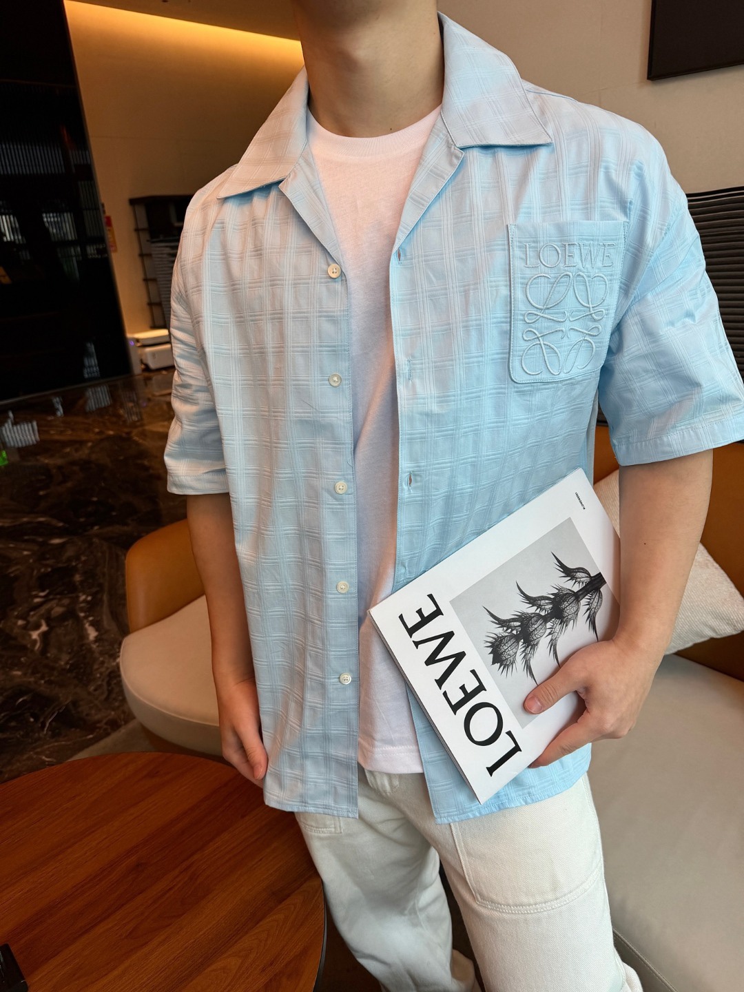 🔝LOEWE羅意威 Anagram 刺繡口袋格子短袖襯衫
定制雲紋高支提花格料，採用進口機刺繡工藝，精度高，線條流暢而細膩，紅外線定位裁床，通過紅外發射器和紅外接收器來實現對材料的精准定位，精度可達到微米級別，面料都經過砂洗，手感質感更佳，不易變形，不易縮水，不易褪色，保持長久的美觀，定制輔料，寬松版型
B Size：36 38 40 42