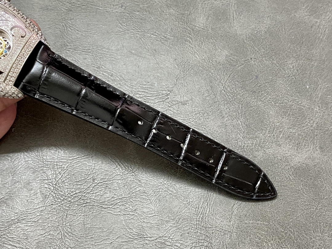 ABF 最新款頂級復刻 法蘭克穆勒 陀飛輪腕表 25鑽鏤空陀飛輪 限量版 歷時一年研發機芯 
1 1:1 超級復刻原裝複雜鏤空機芯 細節完美到位 打造正品機芯獨具的雙發條盒
2超長72小時動力儲存 告別每天手動上鏈 高端玩家的定制款
3 千錘百鍊 316L精鋼表殼 拉絲拋光 提供兩種表殼選擇 跟專櫃VVIP一樣訂制喜好服務 超薄表殼 彎曲弧度 更加貼合手腕 佩戴舒適
4高成本超清拱形藍寶石水晶玻璃 超強通透 防刮耐磨
5純正進口意大利小牛皮 手感品質一流 防水透氣 
6瑞士工程師 原版機芯拆解 一比一甲