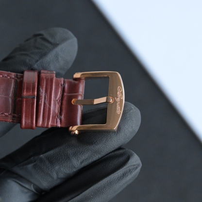 224年前，阿伯拉罕-路易·宝玑先生在他所创立的巴黎钟表堤岸制表工坊中，创造了制表史上令无数人赞叹的陀飞轮调速装置。这一无比复杂的精密机构彰显了宝玑先生卓然超群的远见与创想，时至今日仍对高级制表业有着重要意义。至今，陀飞轮的作用和意义已不仅是提高走时的精准度，而是谱写了制表领域的辉煌篇章。宝玑陀飞轮时计臻品在百年征程中不断创新，超越自我，集精湛机械制造技艺与深厚美学原理于一身，创制出演绎复杂迷人的机械世界。腕表的表冠上刻有著名的宝玑品牌标志，从侧面我们可以看到表王宝玑著名的钱币纹饰，代表着温文尔雅