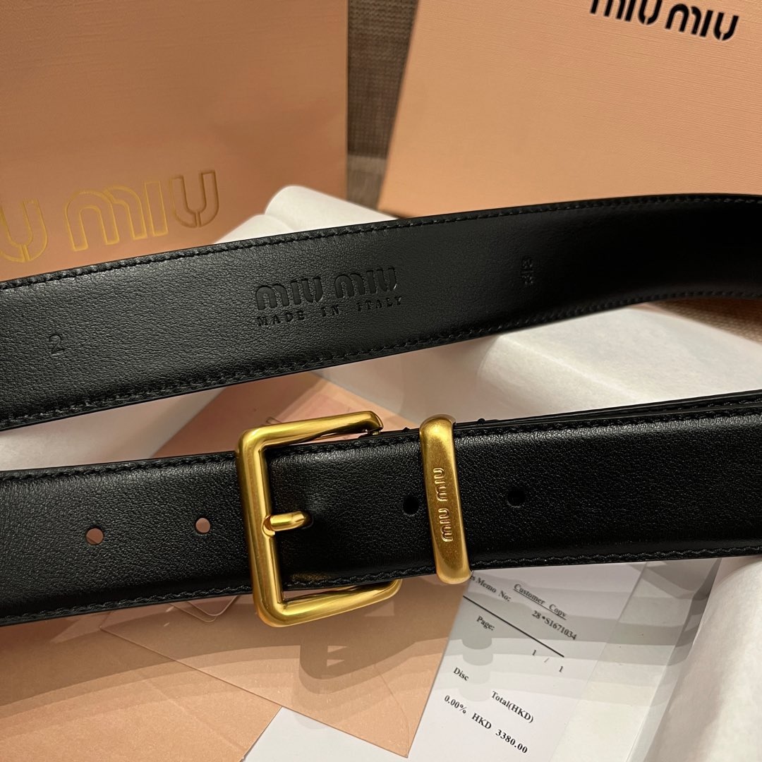 MiuMiu 今年大爆款上新‼️‼️
這就是野性與可愛結合的反差美！
關但寬度粗 腰頭大 有一種野性與可愛結合的反差美～
炎名系上有甜酷甜酷的氛圍感喔#
寬度 ：3.5cm