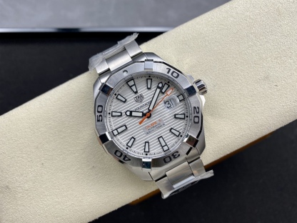 TAR年末巨獻——超級泰格豪雅系列腕表，正裝休閒兩不誤、小眾而不平庸、穩重而不失靈動，通勤的最佳首選腕表。全系均採用原裝數據打造、配件可以和原廠互換，頂級打磨 超強夜光 防水性能高達100米，超原單品質 誠意滿滿 並搭載原裝sw200機芯，歡迎品鑒！