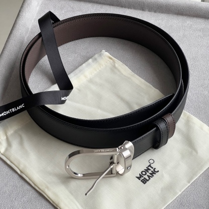 馬蹄形帶扣黑色/棕色雙面皮帶（35毫米）
馬蹄形閃亮鍍釕帶扣。可調節長度，3.5cm黑色和棕色雙面皮帶。打造經典靈動造型。
貨號 錶帶描述 黑色和棕色雙面牛皮皮帶 皮革圖案 金屬圓環上飾有萬寶龍六角白星 標識 搭扣裝置 易開啓裝置，可調節皮帶長度
搭扣形狀 馬蹄形主要顏色 黑色 | 棕色 搭扣類型 針扣式表扣