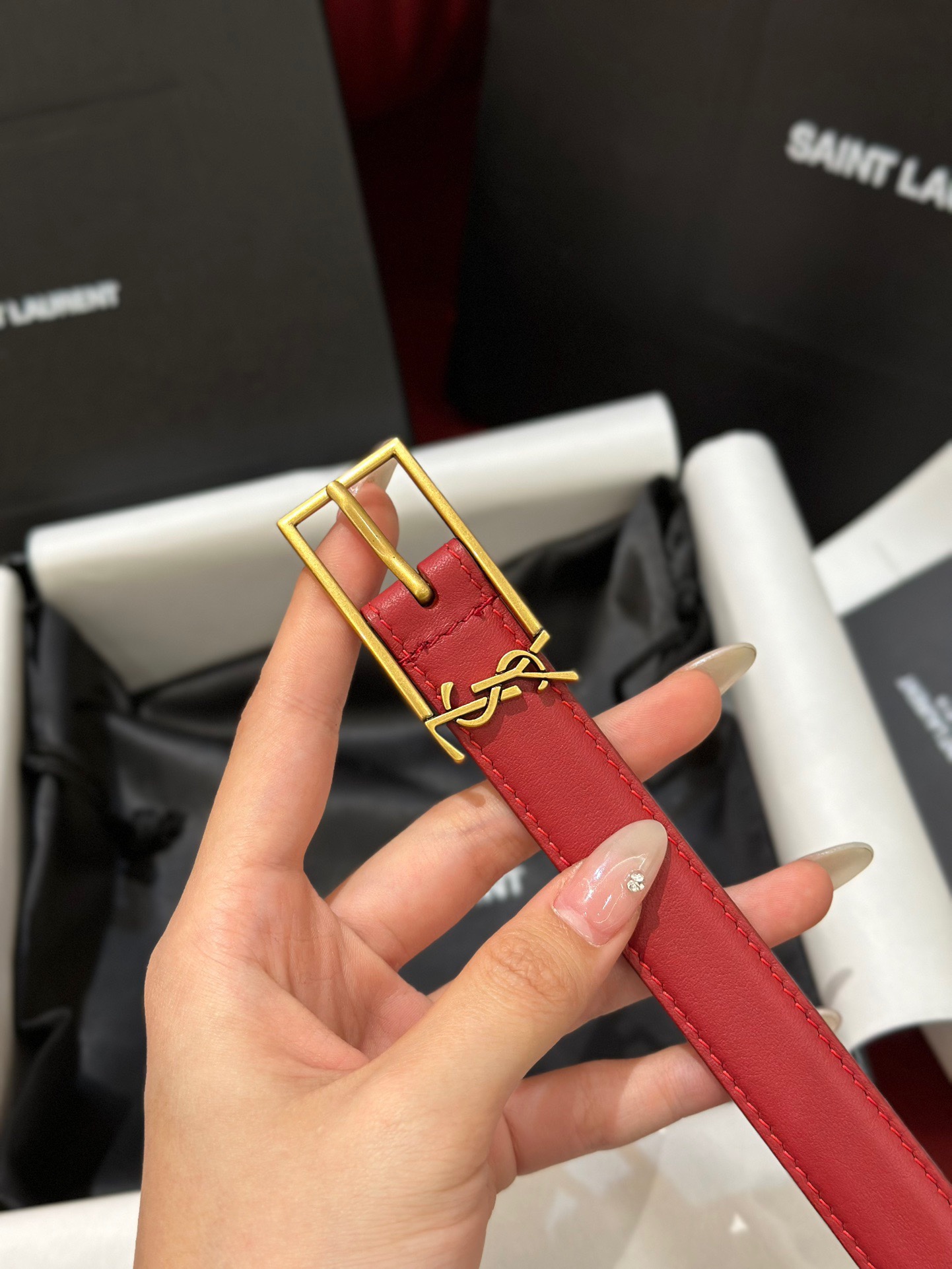 新款聖羅蘭 YSL
這款女款腰帶復古精工金屬扣將復古風與現代時尚相融合，呈現的恰到好處，時尚標配青睞有加，每針每一線都非常精緻，雙面頂級牛皮材質，搭配頂級黃銅針扣寬度2.0