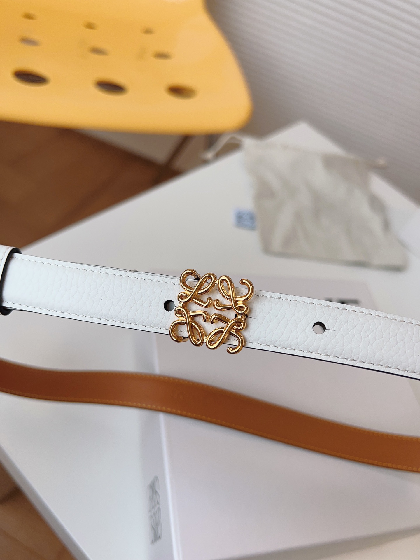 
Loewe 羅意威 經典粒面小牛皮，極簡風格的搭配，腰帶早已不是勒緊褲腰的工具，而是提升衣品，畫龍點睛的飾品；此款腰帶易搭配服飾。皮帶寬度：2.0cm