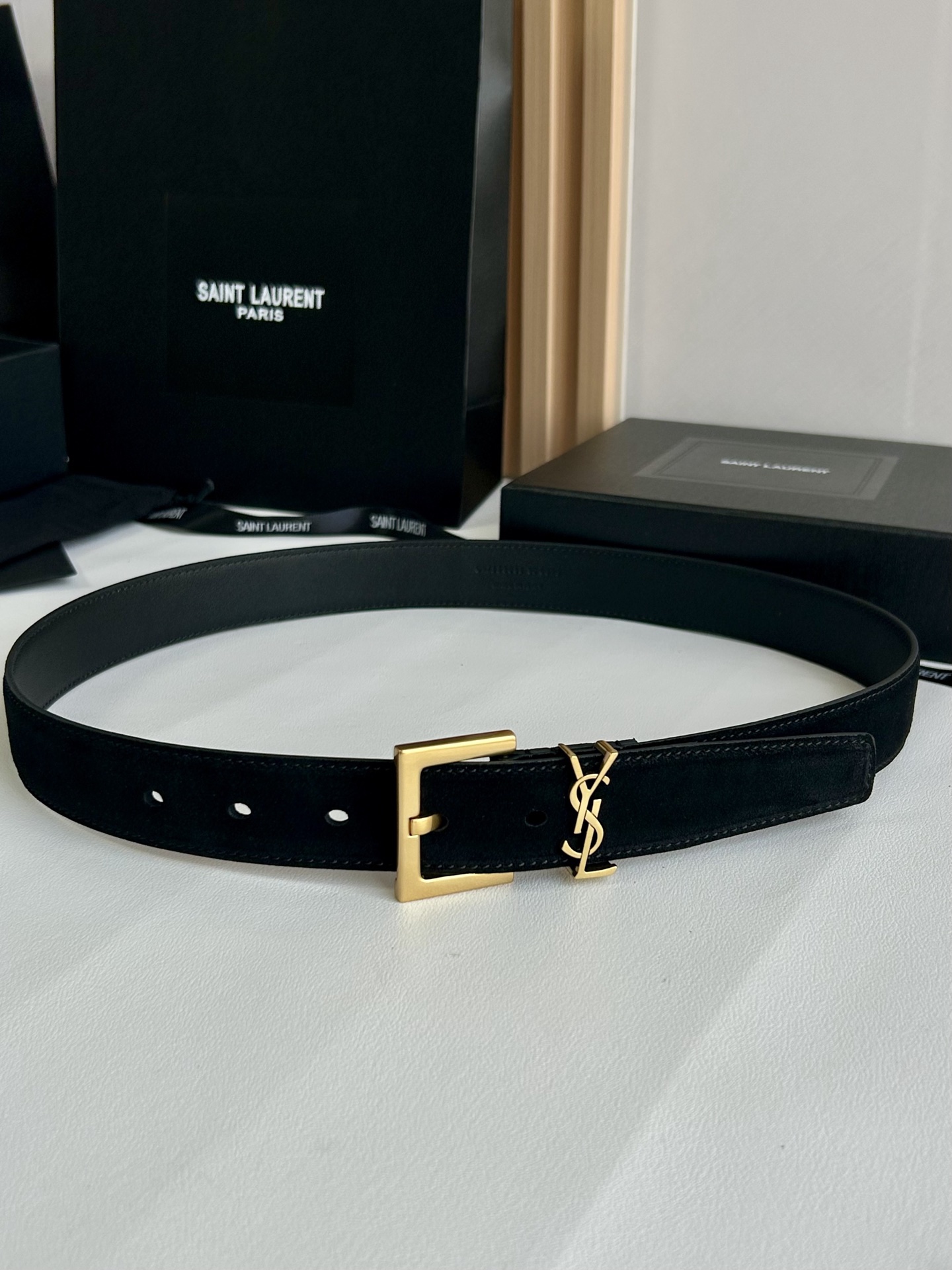 聖羅蘭 女士腰帶，進口小牛皮 配以CASSANDRE 標識腰帶環。古銅色金銀五金可選。精緻優雅的設計，寬度3.0cm