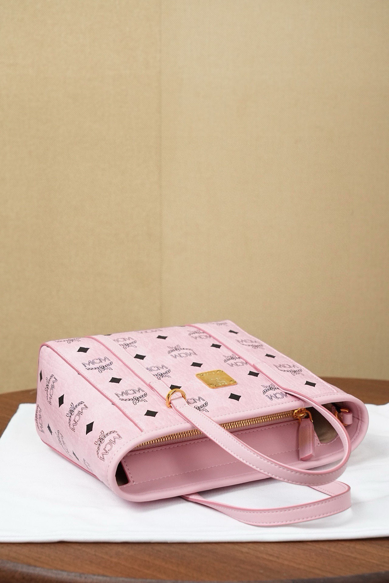 𝗠𝗖𝗠 𝗧𝗼𝗻𝗶 𝗩𝗶𝘀𝗲𝘁𝗼𝘀 𝗠𝗶𝗻𝗶
🆕桃花粉購物袋菜籃子

·Cp獨家®️桃花粉老花滿印
🉑️單肩🉑️斜挎 官網同步在售新版！
超級經典的菜籃子！搭配、日常、功能性、性價比都是決絕子！非常好的一款包。傳承經典設計 多種背法選擇 簡單大氣 實用性非常高。

型號：MWPFSMT06PZ
尺寸：19*9.5*18.5cm
肩帶：98-114cm/可拆卸
把手：垂長10cm
顏色：桃花粉