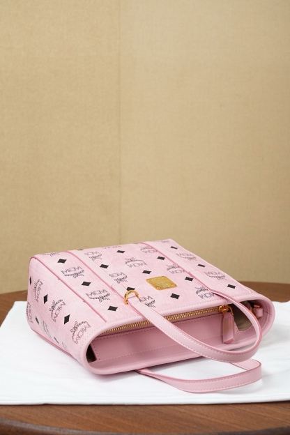 𝗠𝗖𝗠 𝗧𝗼𝗻𝗶 𝗩𝗶𝘀𝗲𝘁𝗼𝘀 𝗠𝗶𝗻𝗶
🆕桃花粉購物袋菜籃子

·Cp獨家®️桃花粉老花滿印
🉑️單肩🉑️斜挎 官網同步在售新版！
超級經典的菜籃子！搭配、日常、功能性、性價比都是決絕子！非常好的一款包。傳承經典設計 多種背法選擇 簡單大氣 實用性非常高。

型號：MWPFSMT06PZ
尺寸：19*9.5*18.5cm
肩帶：98-114cm/可拆卸
把手：垂長10cm
顏色：桃花粉