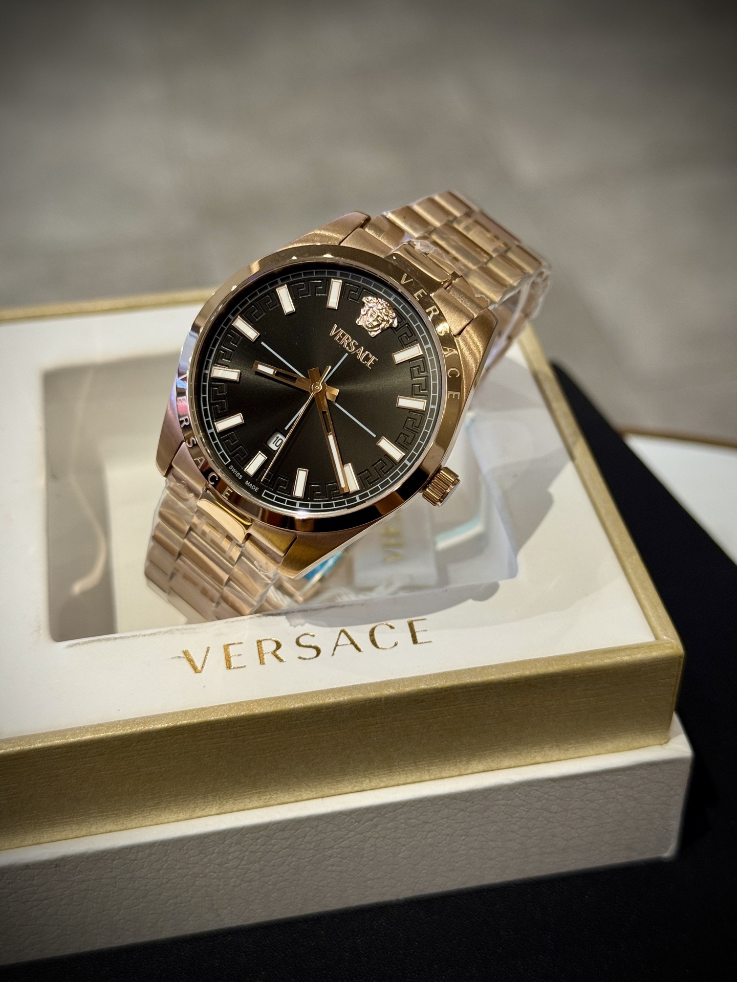 Versace範思哲石英手錶，VERSACE MILLENYIUM  LADY系列，採用希臘回紋元素錶盤，12時位飾有美杜莎頭像展現範思哲經典圖案魅力，錶鏈印刻希臘回紋搭配雙按蝴蝶扣設計，兼具時尚與舒適，錶盤男款40mm 女款32mm 30米生活防水，進口石英機芯

立即搶購👉