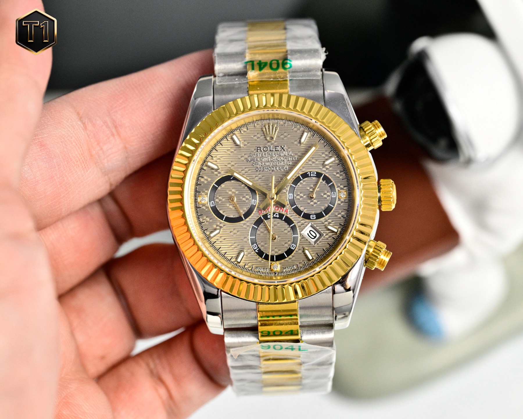 
年度新款強力推薦
🔥經典日誌系列-多功能腕表🔥
防表屆最高版本⌚️勞力士⌚️ 複雜系列六針男表[愛心]爆款[愛心] 多功能腕表。
1⃣️搭載原裝進口9100星期月份月相動能功能機芯機械表！
2⃣️錶盤上採用經典獨家高級奢華稜紋 突顯出這款腕表的華貴氣質[呲牙]
3⃣️錶帶採用進口316鋼帶腕表！
4⃣️表鏡採用雙卜藍寶石鏡面！
5⃣️透視底蓋！
6⃣️直徑41毫米，厚度10毫米！
腕表功能匯集星期/月份/日期/月亮/太陽等功能於一身，最佳男士商務腕表真正的標配！為高端腕表的代表之作！
榮譽出品