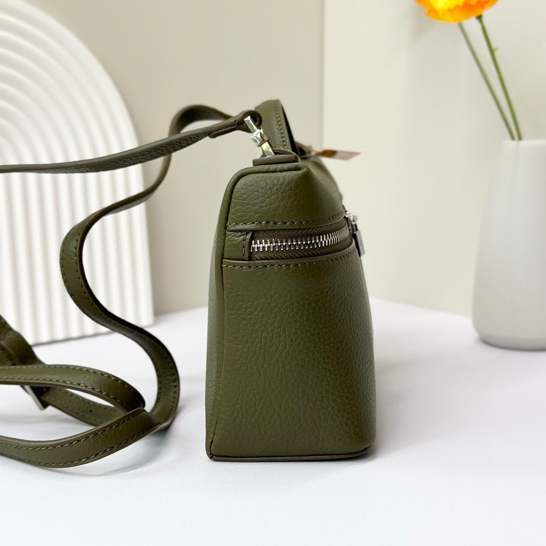 𝓛𝓸𝓻𝓸 𝓟𝓲𝓪𝓷𝓪諾悠翩雅
𝑬𝒙𝒕𝒓𝒂 𝑷𝒐𝒄𝒌𝒆𝒕 𝑳𝟏𝟗 
這是一款大開口結構的功能性設計的手拿包，經典風格和簡約設計的組合體。包身採用進口原廠小牛皮材質，輕微的錘紋呈現優雅的紋理，內里採用進口原廠小羊皮。皮革手柄和可拆卸肩帶，可打造出不同背法實用百搭。雙向拉鍊開合，搭配My Charms銀色金屬掛飾。（LP特級全鋼配件五金）
size：11×19×6.5cm
貨號：FAN4046
配套全套專櫃禮盒包裝🎁