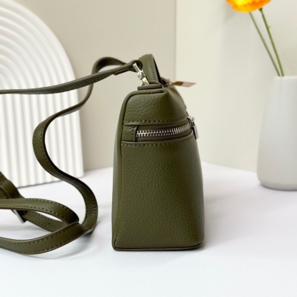 𝓛𝓸𝓻𝓸 𝓟𝓲𝓪𝓷𝓪諾悠翩雅
𝑬𝒙𝒕𝒓𝒂 𝑷𝒐𝒄𝒌𝒆𝒕 𝑳𝟏𝟗 
這是一款大開口結構的功能性設計的手拿包，經典風格和簡約設計的組合體。包身採用進口原廠小牛皮材質，輕微的錘紋呈現優雅的紋理，內里採用進口原廠小羊皮。皮革手柄和可拆卸肩帶，可打造出不同背法實用百搭。雙向拉鍊開合，搭配My Charms銀色金屬掛飾。（LP特級全鋼配件五金）
size：11×19×6.5cm
貨號：FAN4046
配套全套專櫃禮盒包裝🎁