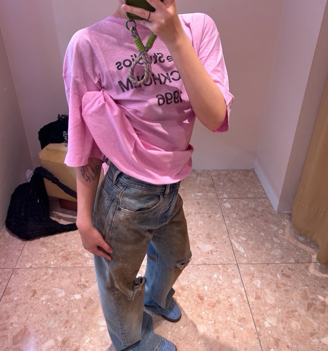 🔝Acne Studios 26SS 1996字母印花短袖T恤
面料是定制定染的32支220g原版雙紗棉，胚布經過高盂環保染色，裁大貨前還要進行高溫環縮水，降低縮水率的同時使得手感更柔軟舒適，印花方面必須五層膠漿，第一遍必須為進口打底漿，填平布料上極為細小的線洞，再由高溫床烤乾再劇頗色，採用油墨因熱平網印花，一共刷五層，每一層間隔為時間為30分鐘，才能保證出來的成品保持原版的質感，全套開發輔料
尺碼：S-XL