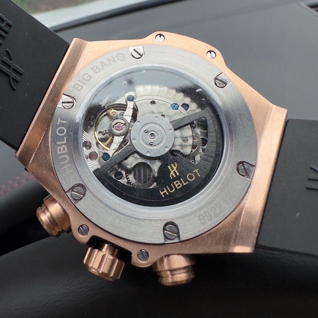 恆寶 Hublot精品男士腕表，勁爆鏤空設計，技藝精湛，獨具匠心，尊貴大氣，紳士風範。採用全自動機械機芯，頂級316精鋼表殼，天然橡膠錶帶，礦物質超強鏡面，尺寸43*13