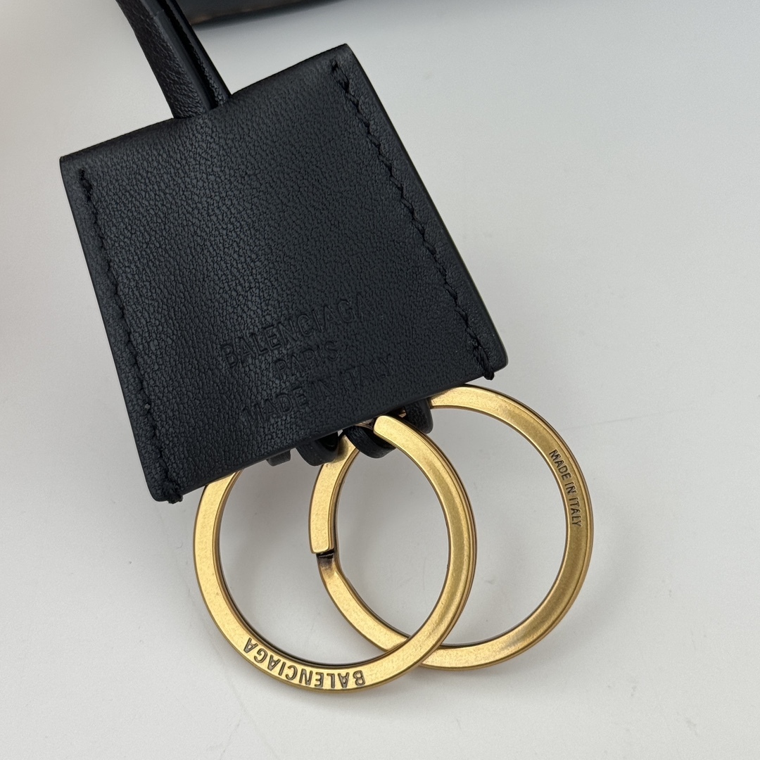 巴黎世家𝗕𝗮𝗹𝗲𝗻𝗰𝗶𝗮𝗴𝗮 🖤🖤出貨了！
款號：795456克色金扣
尺寸：22.8×9.9×8.3cm
