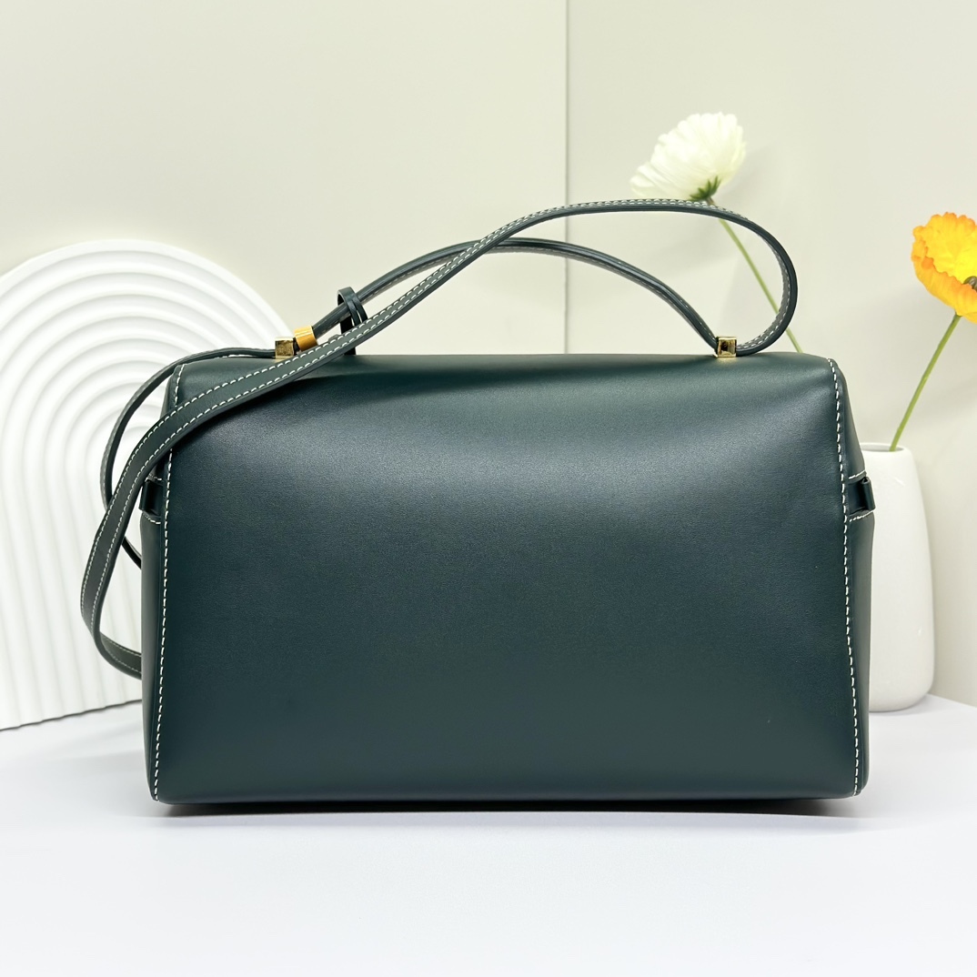 𝓸𝓻𝓸 𝓟𝓲𝓪𝓷𝓪 諾悠翩雅
𝑬𝒙𝒕𝒓𝒂 𝑩𝒂𝒈 𝑳𝟐𝟕 
寬開口加大容量斜挎包，包型設計更立體更有型，包身採用進口原廠小牛皮，手感柔軟而獨特，包包內部結構多了內袋。雙向加長拉鍊開合，配有My Charms金色金屬掛飾（LP特級純鋼五金配件）
size：27*16*10釐米
配全套專櫃禮盒包裝🎁