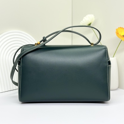 𝓸𝓻𝓸 𝓟𝓲𝓪𝓷𝓪 諾悠翩雅
𝑬𝒙𝒕𝒓𝒂 𝑩𝒂𝒈 𝑳𝟐𝟕 
寬開口加大容量斜挎包，包型設計更立體更有型，包身採用進口原廠小牛皮，手感柔軟而獨特，包包內部結構多了內袋。雙向加長拉鍊開合，配有My Charms金色金屬掛飾（LP特級純鋼五金配件）
size：27*16*10釐米
配全套專櫃禮盒包裝🎁