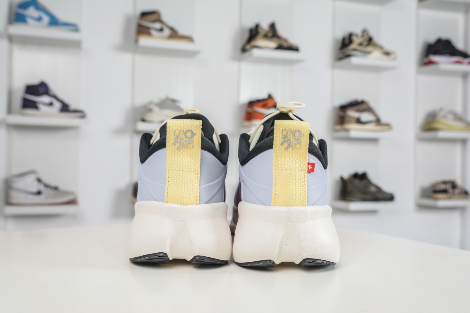 LOEWE羅意威 x ON昂跑 聯名款 Cloudsolo 
貨號: 3WF30600665
尺碼：36 36.5 37 37.5 38 38.5 39 40 40.5 41 42 42.5 43 44 44.5 45 46（真半碼）（⚠️袋子丟失扣10）
