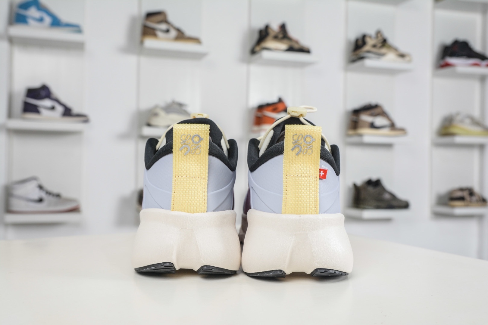 LOEWE羅意威 x ON昂跑 聯名款 Cloudsolo 
貨號: 3WF30600665
尺碼：36 36.5 37 37.5 38 38.5 39 40 40.5 41 42 42.5 43 44 44.5 45 46（真半碼）（⚠️袋子丟失扣10）