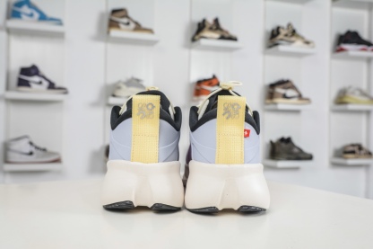 LOEWE羅意威 x ON昂跑 聯名款 Cloudsolo 
貨號: 3WF30600665
尺碼：36 36.5 37 37.5 38 38.5 39 40 40.5 41 42 42.5 43 44 44.5 45 46（真半碼）（⚠️袋子丟失扣10）