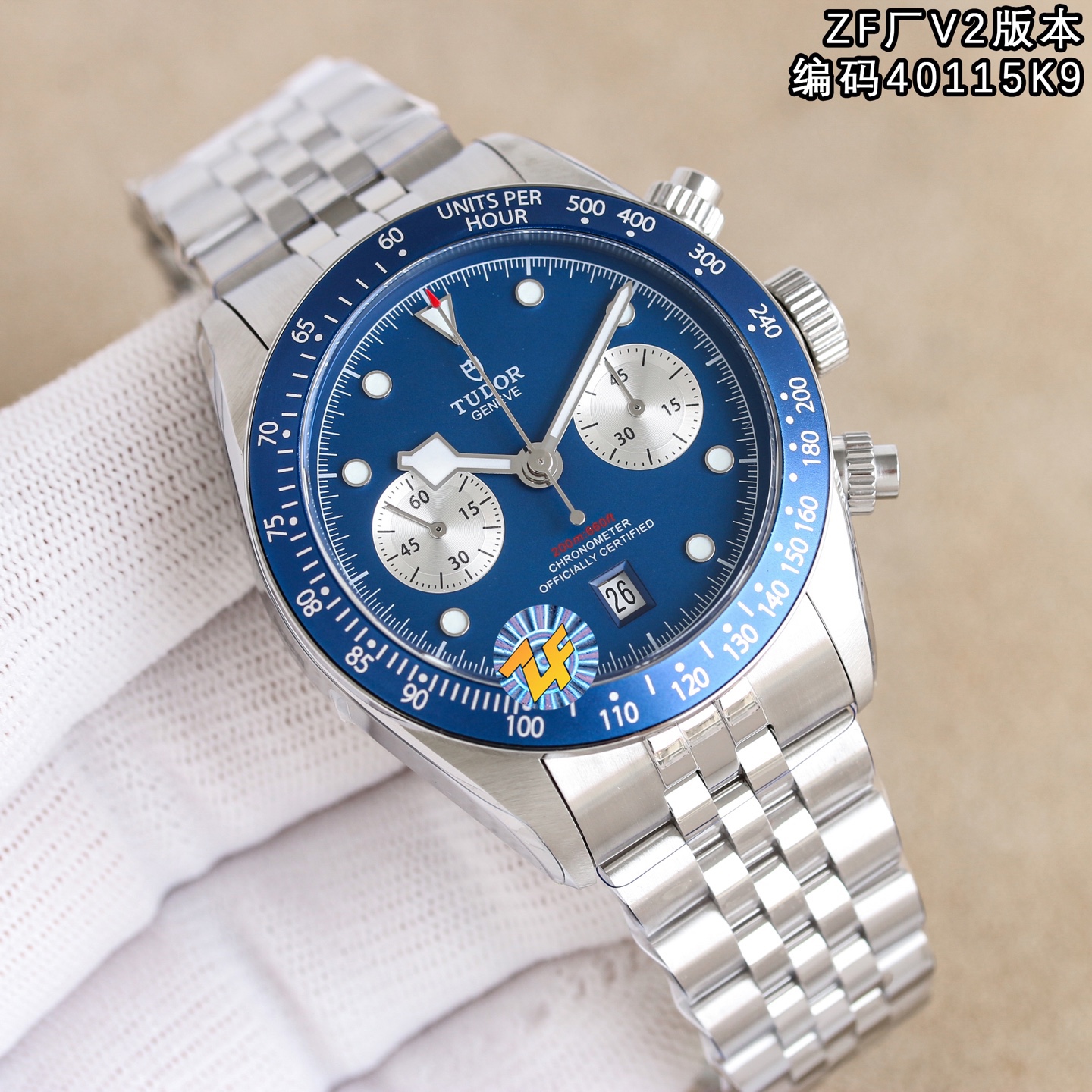 ZF新品—V2版本，帝舵全新碧灣計時型(Tudor ，腕表⌚️編碼40115K9，BlackBayChrono)腕表—經典元素與現代創新的精妙平衡,是真正意義上的“帝舵畢業款”。
🔥亮點🔥ZF是市場唯一一家日曆對版的廠家，日曆窗尺寸，日曆數字的字體和大小均與正品一致。
【表殼】ZF正品1:1開模41MM直徑採用316L精鋼表殼，表面拉絲和拋光工藝交交替處理，抗划痕性強，質感十足。配備起高工藝的黑色陽極氧化鋁測速計字外圈，旋入式表冠和密閉式底蓋，賦予腕表200米防水。
【錶盤】獨具匠心的錶盤設計