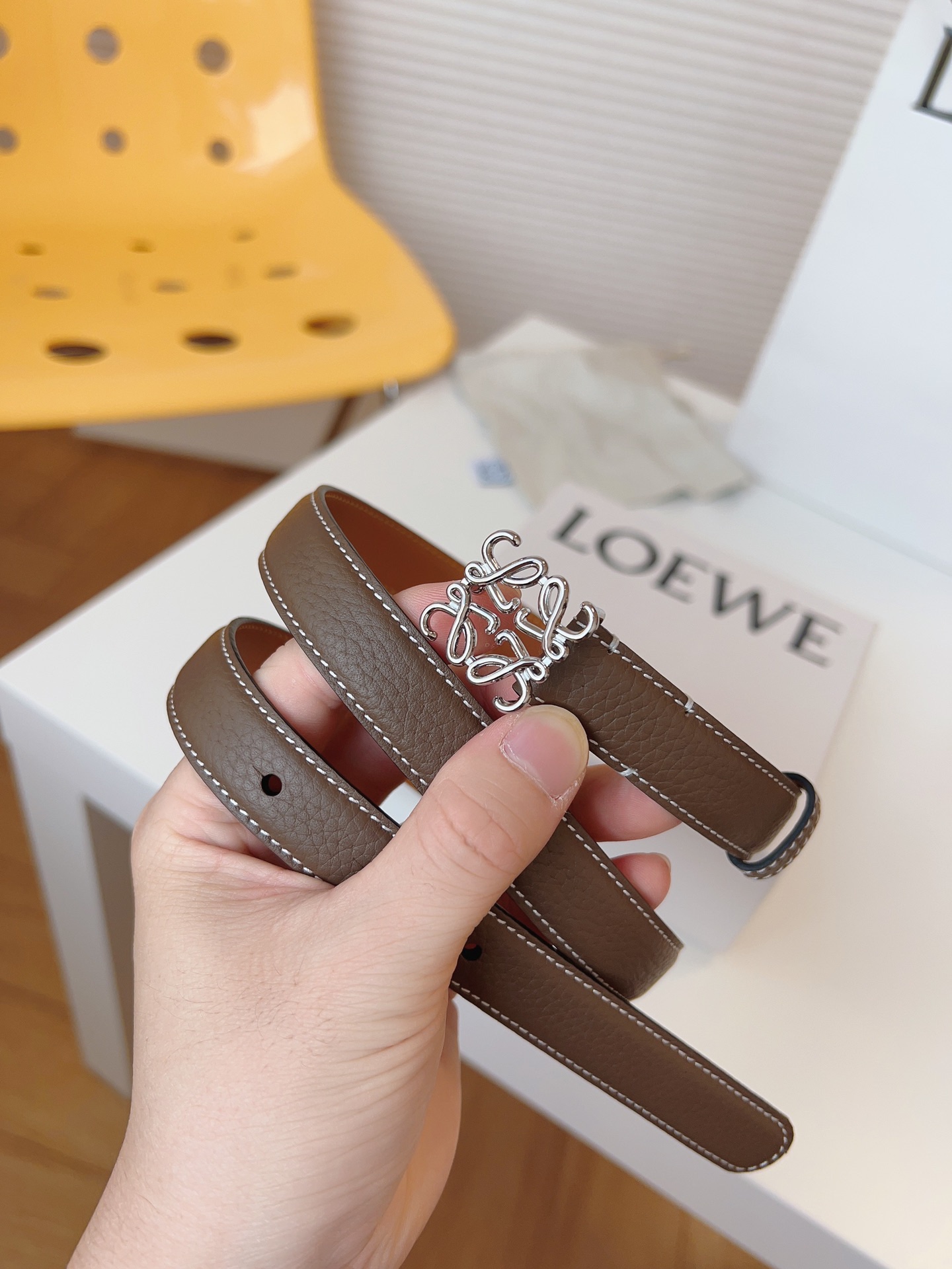 
Loewe 羅意威 經典粒面小牛皮，極簡風格的搭配，腰帶早已不是勒緊褲腰的工具，而是提升衣品，畫龍點睛的飾品；此款腰帶易搭配服飾。皮帶寬度：2.0cm