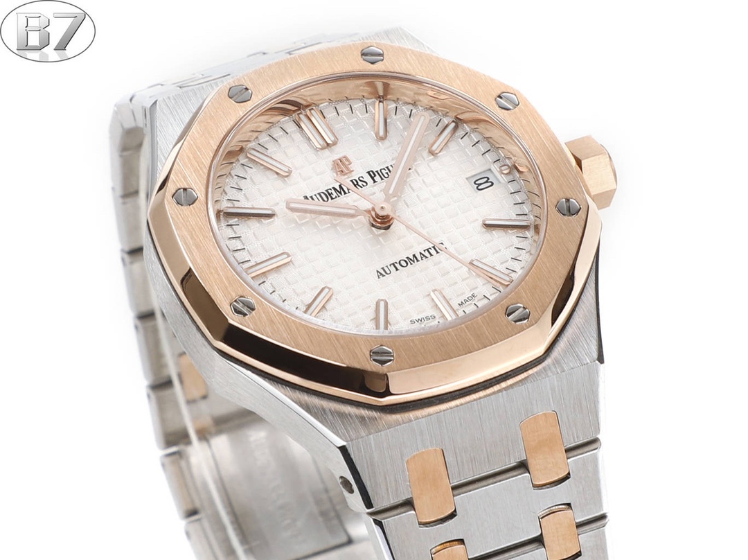 B7  Factory
AP愛彼 女款愛彼皇家橡樹 剔除機芯甲板多餘部分，使之變得更加鏤空——成就鋼表巔峰—— 實力演繹 衛冕“鋼”王！【6大精妙之處】1.正品拆解開模，尺寸為37毫米與正品一致！2.完美還原正品表殼的每一處細節，盡顯正品“稜角分明 堅毅果敢”的陽剛氣質。3.鋼帶的做工無可挑剔，比市面上任何鋼帶表做工均要更上一層樓，鋼帶頭粒和表頭銜接的“緩衝帶”的鬆緊程度與正品一模一樣。4.自動陀的與原裝致敬，是市面唯一做到顏色於原裝一致的版本（市面一般版本均偏紅）其上的ap族徽雕刻獨一無二。