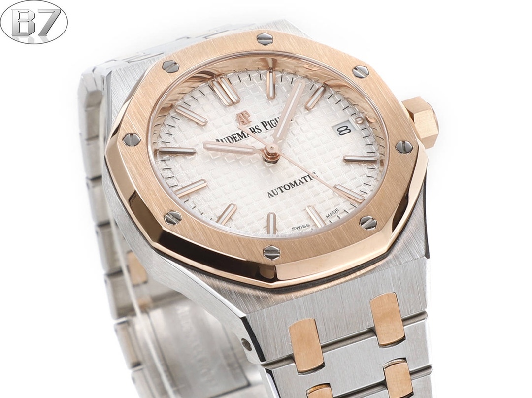 B7  Factory
AP愛彼 女款愛彼皇家橡樹 剔除機芯甲板多餘部分，使之變得更加鏤空——成就鋼表巔峰—— 實力演繹 衛冕“鋼”王！【6大精妙之處】1.正品拆解開模，尺寸為37毫米與正品一致！2.完美還原正品表殼的每一處細節，盡顯正品“稜角分明 堅毅果敢”的陽剛氣質。3.鋼帶的做工無可挑剔，比市面上任何鋼帶表做工均要更上一層樓，鋼帶頭粒和表頭銜接的“緩衝帶”的鬆緊程度與正品一模一樣。4.自動陀的與原裝致敬，是市面唯一做到顏色於原裝一致的版本（市面一般版本均偏紅）其上的ap族徽雕刻獨一無二。