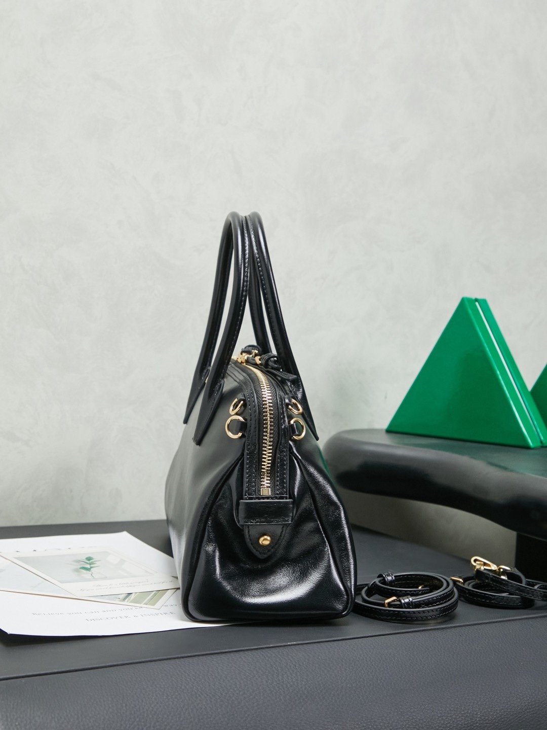 Miumiu新款贝壳包油蜡皮复古美， 审美真的很在线噢， 多种背法的松弛感拉满贝壳形状+手柄设计， 复古又时尚  ，慵懒的风格 不论是日常闲坐还是约会逛街都是很时髦. 总之就是很好看啦.. 可自己diy小挂件哦～