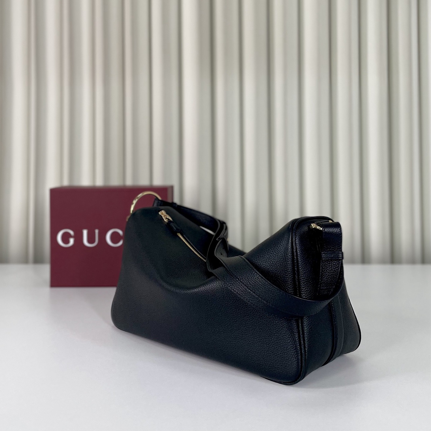 Gucci Half Horsebit系列大號肩背包，煥新呈現，以現代風格煥新演繹品牌最具標誌性的元素之一。該系列巧妙融蘊休閒廓形與標誌性的半馬銜扣配件，這也是其名稱的由來。內部：一個開口袋，可調節牛皮革肩帶，款號862530  尺寸38X20X15