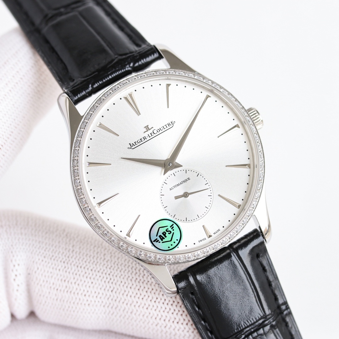 APS新品首發 積家大師系列1218420，傳統與現代的和諧樂章。Master Ultra Thin 超薄大師系列小秒針腕表精鋼款搭（直徑 39 毫米），內載896機芯。此自動上鏈機械機芯精准指示時、分、小秒。
1⃣全新大師系列兩針半採用原裝一致的896機新一比一開模
2⃣簡約精緻的錶盤採用立體式logo，錶盤搪瓷精緻而細膩，帶有標誌性的放射紋
3⃣指針與原裝一致採用陰陽針，一半拉絲一半拋光，錶帶採用進口小牛皮，一鍵式快拆錶帶表扣更加便捷