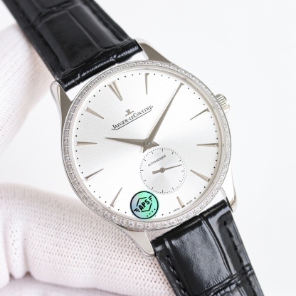 APS新品首發 積家大師系列1218420，傳統與現代的和諧樂章。Master Ultra Thin 超薄大師系列小秒針腕表精鋼款搭（直徑 39 毫米），內載896機芯。此自動上鏈機械機芯精准指示時、分、小秒。
1⃣全新大師系列兩針半採用原裝一致的896機新一比一開模
2⃣簡約精緻的錶盤採用立體式logo，錶盤搪瓷精緻而細膩，帶有標誌性的放射紋
3⃣指針與原裝一致採用陰陽針，一半拉絲一半拋光，錶帶採用進口小牛皮，一鍵式快拆錶帶表扣更加便捷