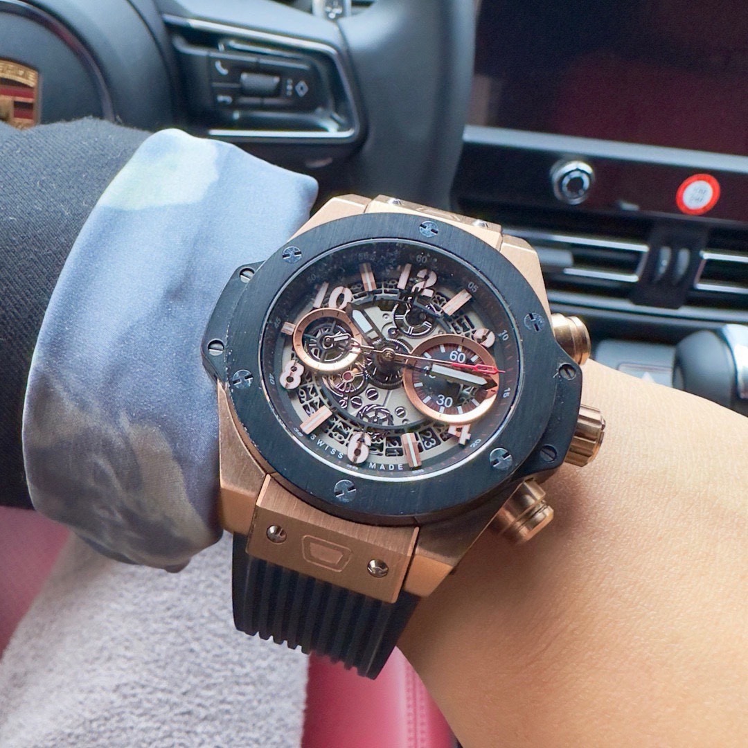 恆寶 Hublot精品男士腕表，勁爆鏤空設計，技藝精湛，獨具匠心，尊貴大氣，紳士風範。採用全自動機械機芯，頂級316精鋼表殼，天然橡膠錶帶，礦物質超強鏡面，尺寸43*13