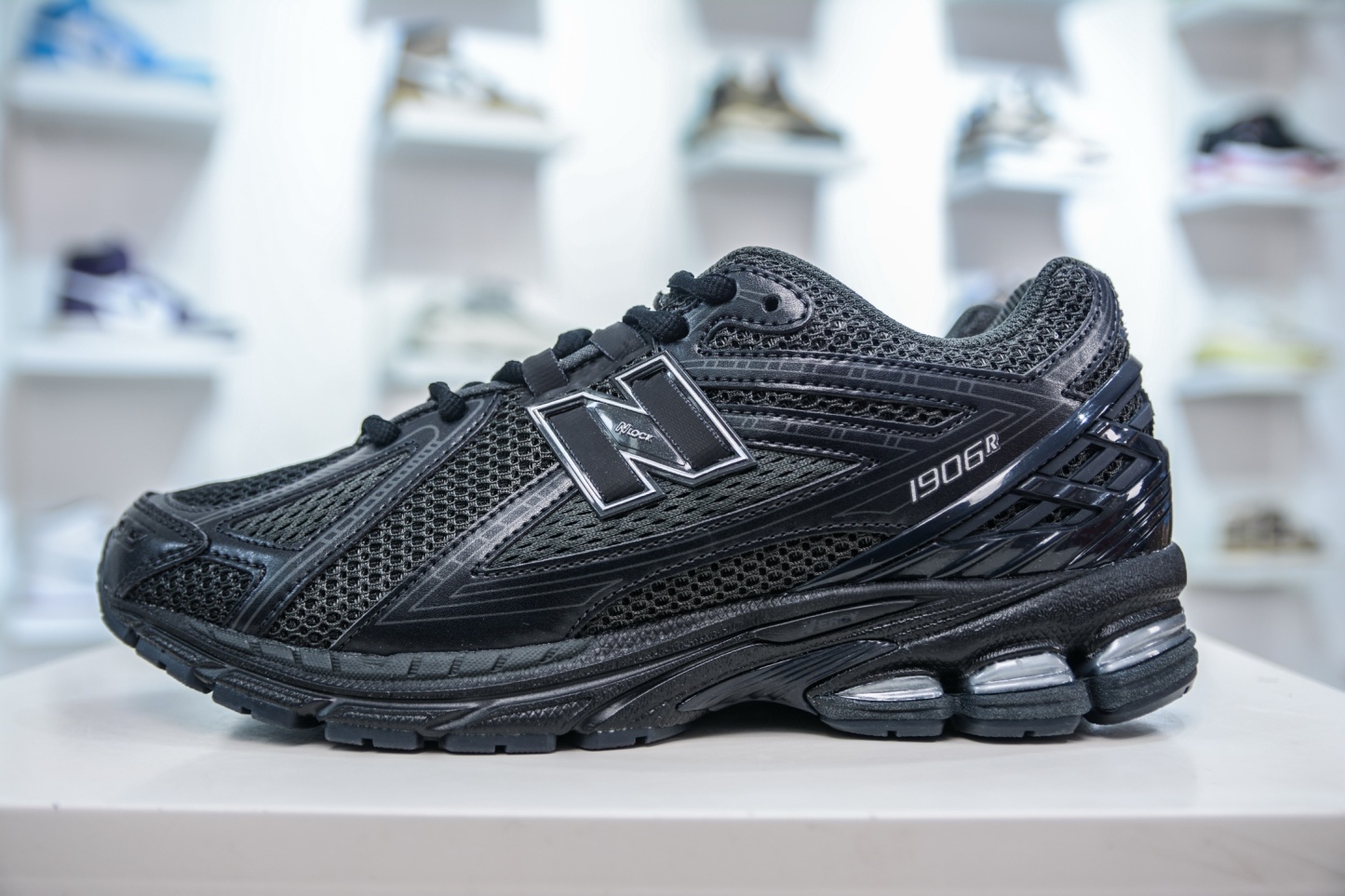 New Balance M1906R系列 復古老爹防滑耐磨低幫 跑步鞋 
貨號：M1906RJB
尺碼：36 37 37.5 38 38.5 39.5 40 40.5 41.5 42 42.5 43 44 45 46.5