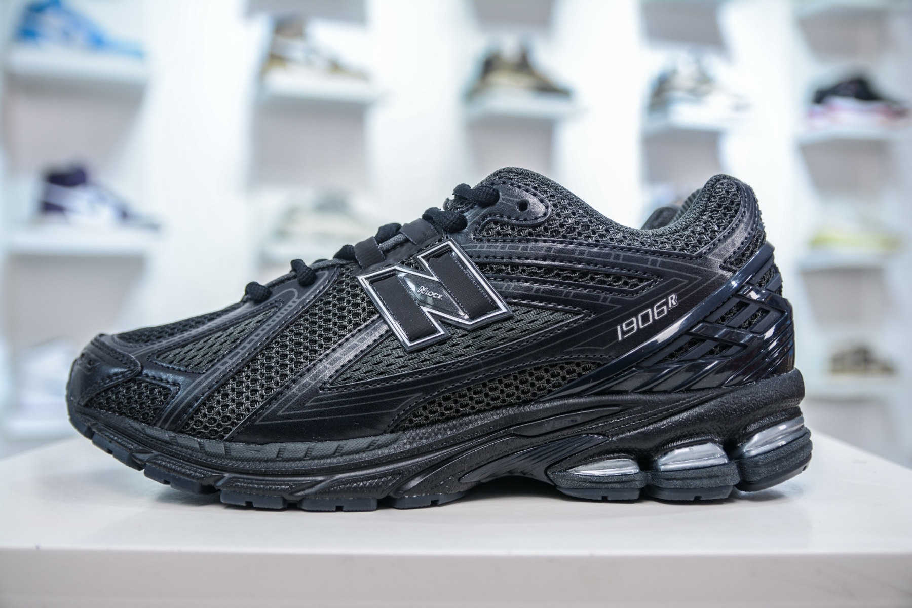 New Balance M1906R系列 復古老爹防滑耐磨低幫 跑步鞋 
貨號：M1906RJB
尺碼：36 37 37.5 38 38.5 39.5 40 40.5 41.5 42 42.5 43 44 45 46.5