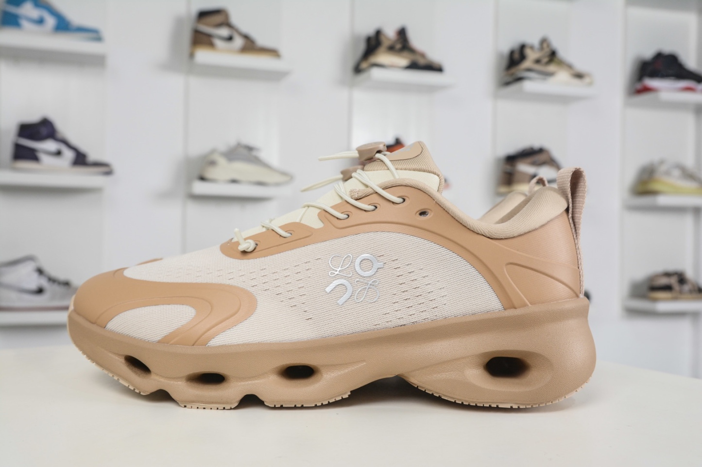 LOEWE羅意威 x ON昂跑 聯名款 Cloudsolo 
貨號: 3MF30664615
尺碼：36 36.5 37 37.5 38 38.5 39 40 40.5 41 42 42.5 43 44 44.5 45 46（真半碼）（⚠️袋子丟失扣10）