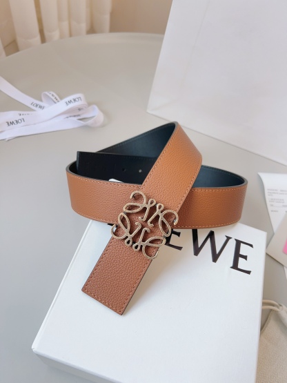 羅意威LoEWE 4.0cm正反兩穿腰帶，選用壓紋牛皮革製成，反復Anagram圖案