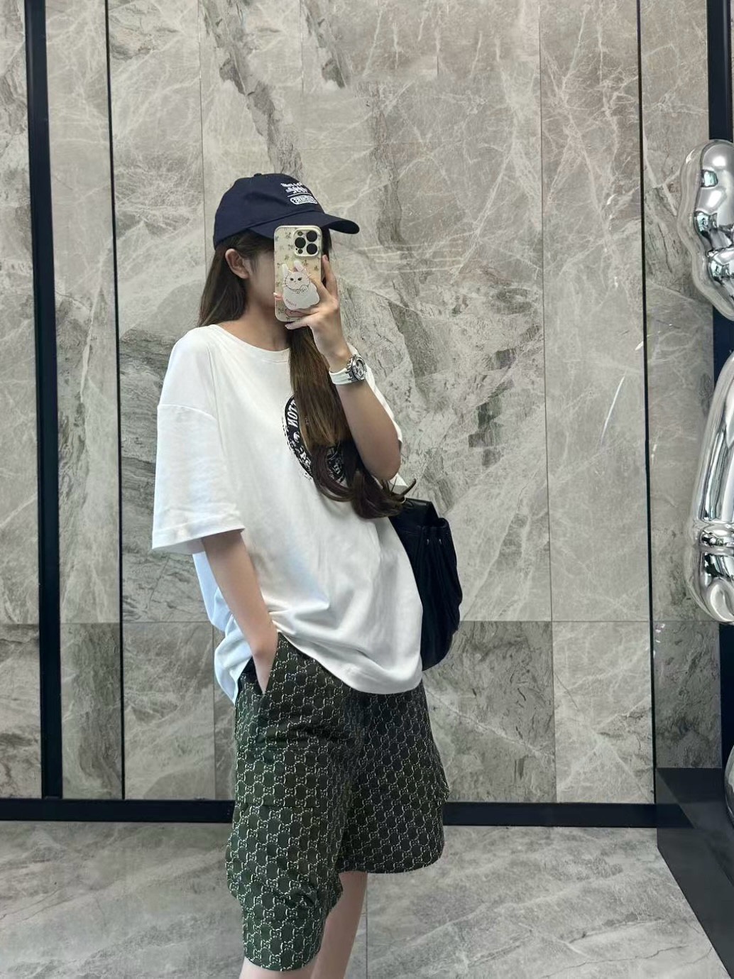 Louis Vuitton/路易威登 25ss 印章logo印花短袖
本款T恤以柔軟透氣的棉質針織裁出休閒廓形。胸前印章點綴多樣路易經典元素，涵蓋品牌創始年份，歌頌品牌的旅行與制箱傳承。

面料紗線支數為60支，屬於高支棉紗紗線細膩柔軟。單股結構使面料更輕盈透氣，雙面針織工藝，正反面紋理一致，面料結構緊密，彈性較好不易卷邊，觸感細膩適合貼身穿著。

TPU光油印花工藝，這是一種結合功能性材料與視覺效果的先進印花技術，尤其適用於提升面料的高端質感。印花用於增加光澤、立體感和特殊觸感，用於設計獨特
