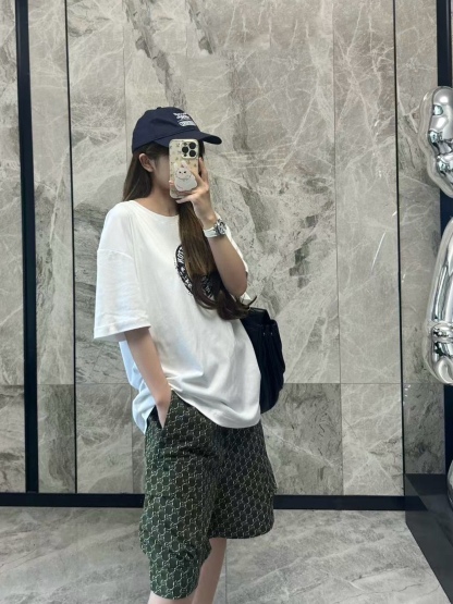 Louis Vuitton/路易威登 25ss 印章logo印花短袖
本款T恤以柔軟透氣的棉質針織裁出休閒廓形。胸前印章點綴多樣路易經典元素，涵蓋品牌創始年份，歌頌品牌的旅行與制箱傳承。

面料紗線支數為60支，屬於高支棉紗紗線細膩柔軟。單股結構使面料更輕盈透氣，雙面針織工藝，正反面紋理一致，面料結構緊密，彈性較好不易卷邊，觸感細膩適合貼身穿著。

TPU光油印花工藝，這是一種結合功能性材料與視覺效果的先進印花技術，尤其適用於提升面料的高端質感。印花用於增加光澤、立體感和特殊觸感，用於設計獨特